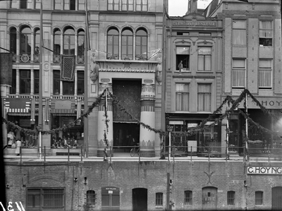 818715 Gezicht op de versierde ingang van het Manufacturenmagazijn Vroom en Dreesmann (links, Oudegracht 167-179) te ...